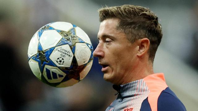 Lewandowski, durante el calentamiento antes del inicio del partido.