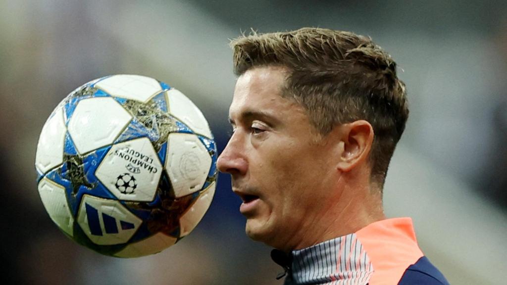 Lewandowski, durante el calentamiento antes del inicio del partido.