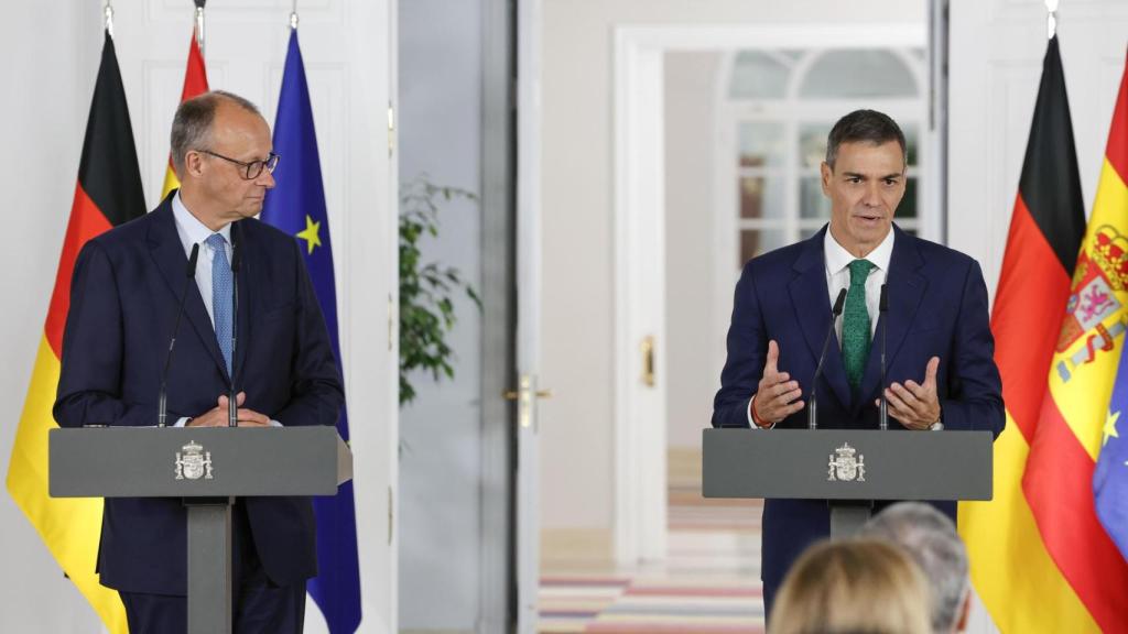 El presidente del Gobierno, Pedro Sánchez, ofrece una rueda de prensa junto al canciller de Alemania, Friedrich Merz, tras su encuentro este jueves en el Palacio de la Moncloa.