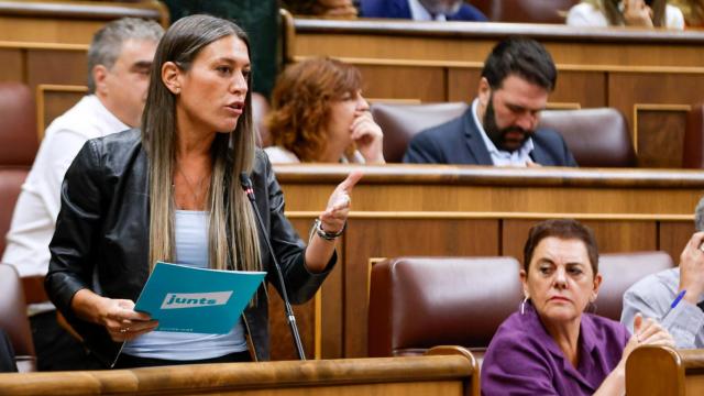 La portavoz de Junts, Míriam Nogueras, este miércoles en el Congreso, observada por Mertxe Aizpurua (Bildu).