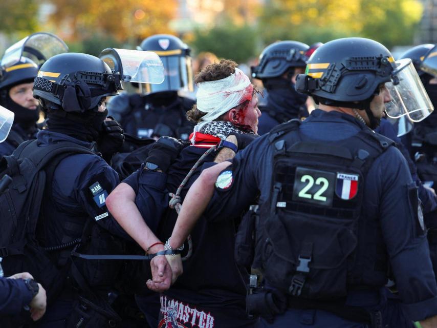 La policía detiene a un manifestante en París.