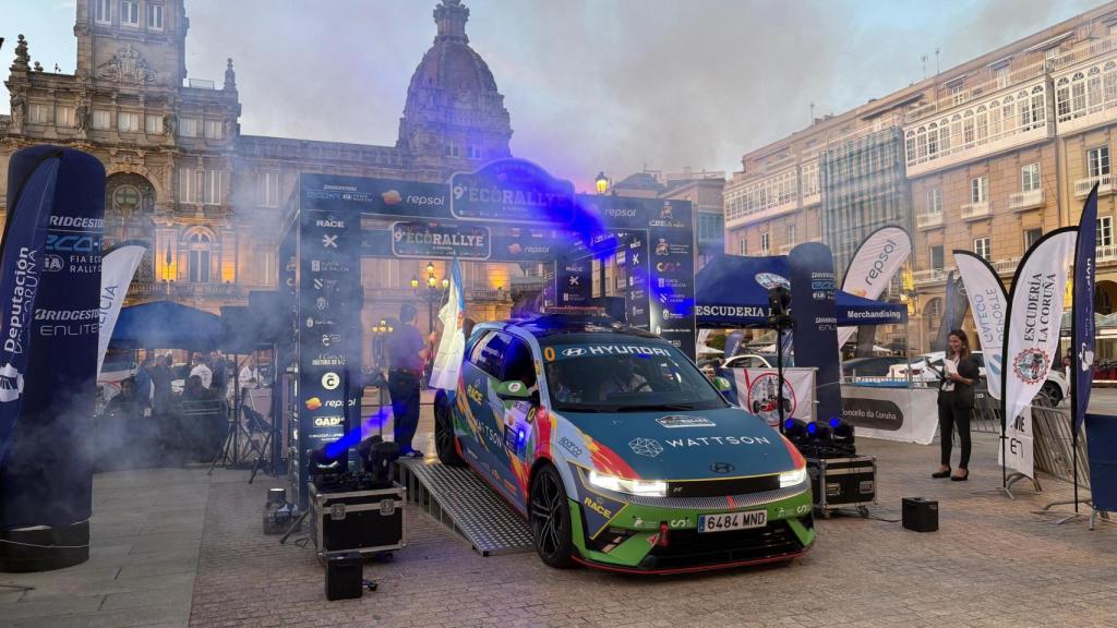 Salida protocolaria del Eco Rallye A Coruña en María Pita en la tarde de este jueves.