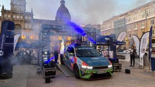 Salida protocolaria del Eco Rallye A Coruña en María Pita en la tarde de este jueves.