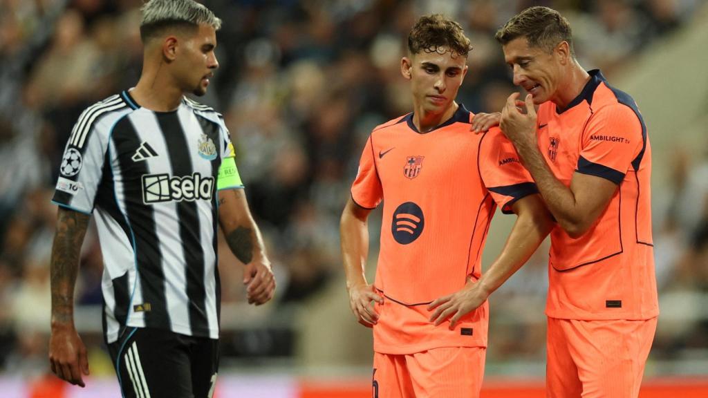 Fermín López y Lewandowski hablan durante el partido ante el Newcastle.