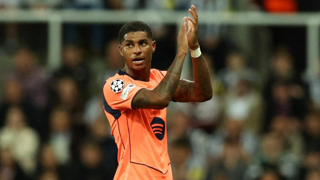 Marcus Rashford agradece a su afición el apoyo durante el partido.