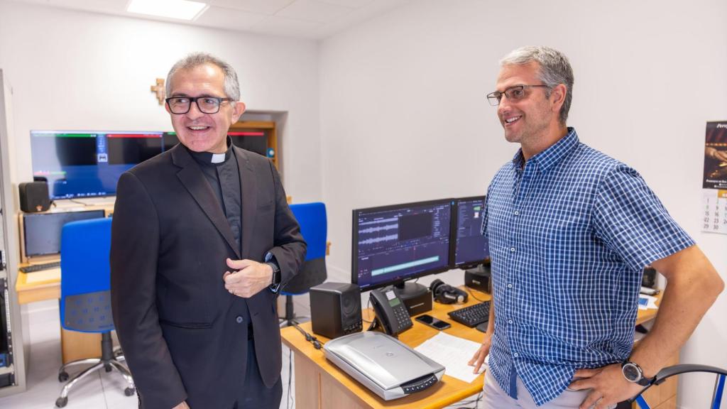 Muelas junto a técnicos de la 'casa'.