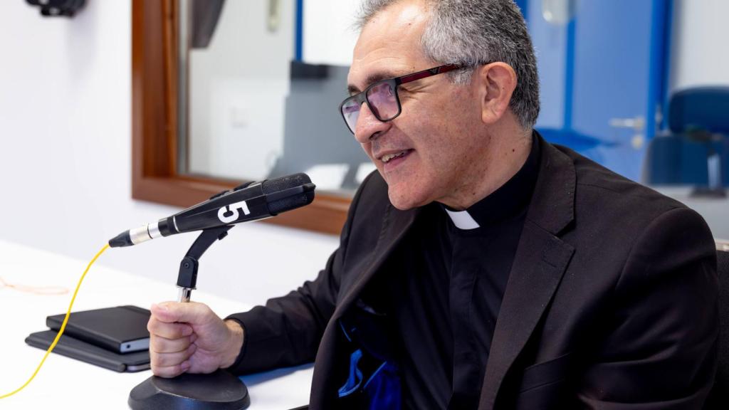 Su gran pasión es la radio.