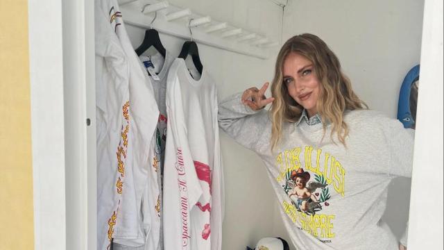 Chiara Ferragni luciendo su nueva colección de ropa.