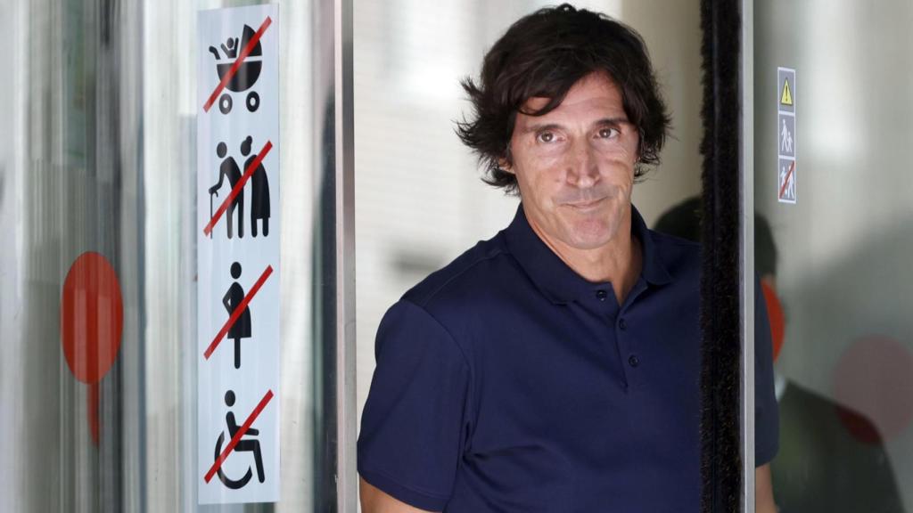 El hijo del exvicepresidente del Comité Técnico de Árbitros (CTA) José María Enríquez Negreira, Javier Enríquez, saliendo de los juzgdos