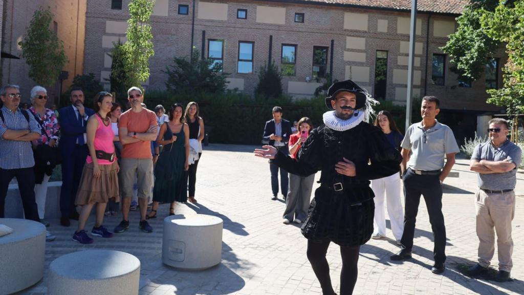 Visita guiada por Alcalá de Henares en la experiencia del 'Tren de Cervantes'.