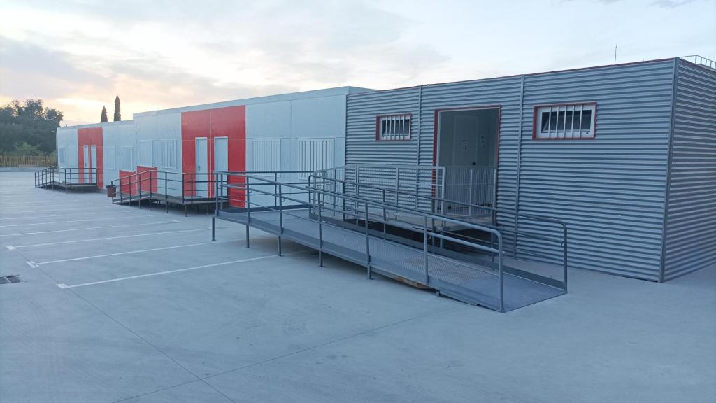 Los barracones en el parking del CEIPSO Miguel de Cervantes en Getafe.