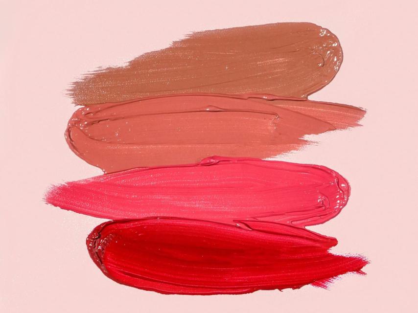 Ejemplo de 'swatches' de brillos de labios con color.