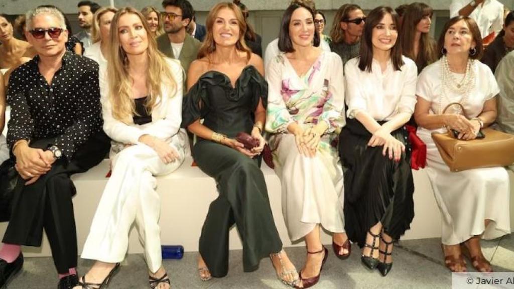 Tamara Falcó junto a Cruz Sánchez de Lara y Charo Izquierdo en el desfile de Pedro del Hierro.