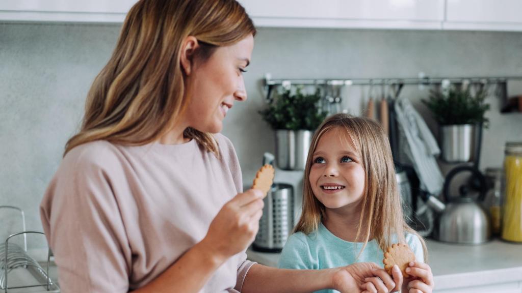 Imagen de archivo de una familia compartiendo el desayuno en casa.
