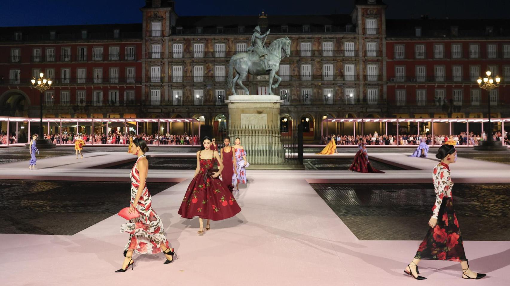 Las modelos desfilan por la monumental plaza vistiendo los diseños del atelier.