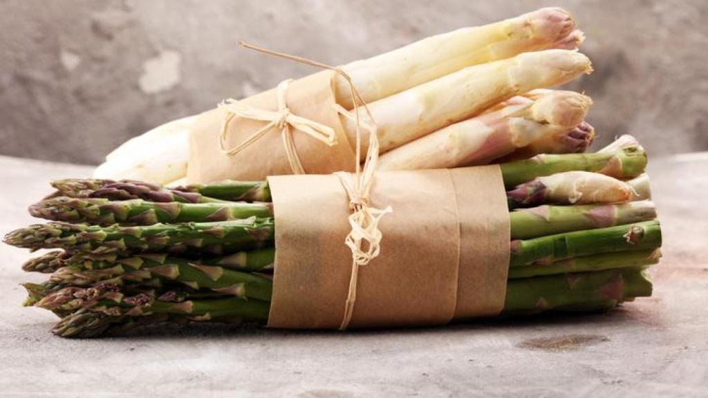 Manojos de espárragos verdes y blancos.