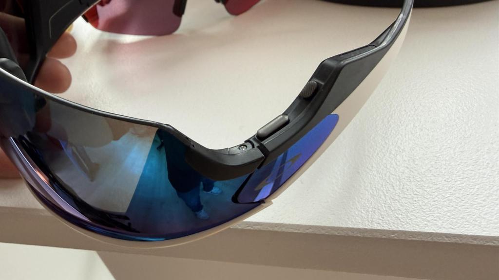 Botonera y altavoz de las Oakley Meta Vanguard