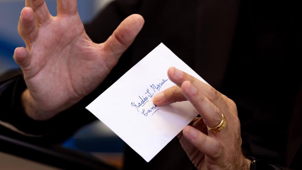 El mismo día de la entrevista recibió una pequeña 'donación' de una mujer mayor a quien el Canal Diocesano acompaña.