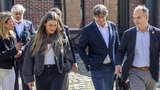 El expresidente catalán Carles Puigdemont, acompañado por la portavoz de Junts en el Congreso, Míriam Nogueras, y el secretario general del partido, Jordi Turull, en Waterloo el pasado lunes.
