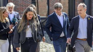 El expresidente catalán Carles Puigdemont, acompañado por la portavoz de Junts en el Congreso, Míriam Nogueras, y el secretario general del partido, Jordi Turull, en Waterloo el pasado lunes.