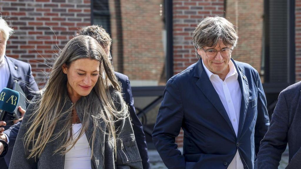 El expresidente catalán Carles Puigdemont, acompañado por la portavoz de Junts en el Congreso, Míriam Nogueras, y el secretario general del partido, Jordi Turull, en Waterloo el pasado lunes.