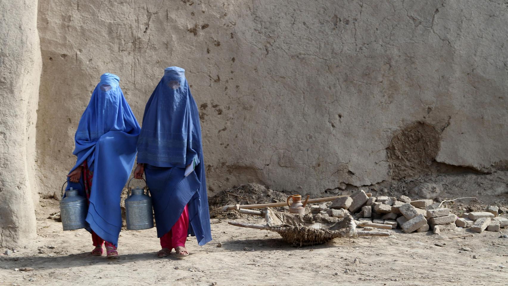 Dos mujeres con burka en Afganistán.
