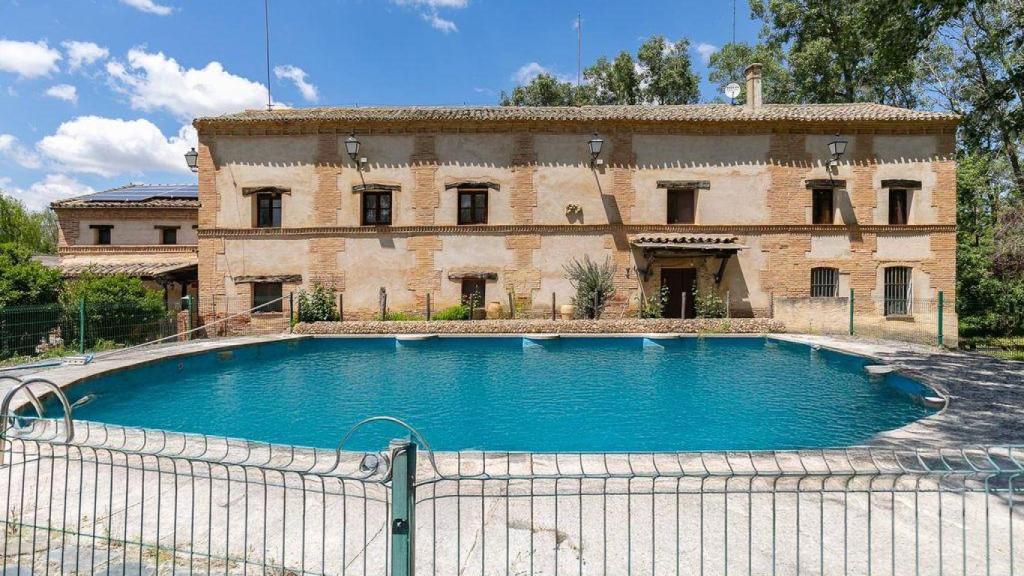 Piscina de la casa rural El Mayoral