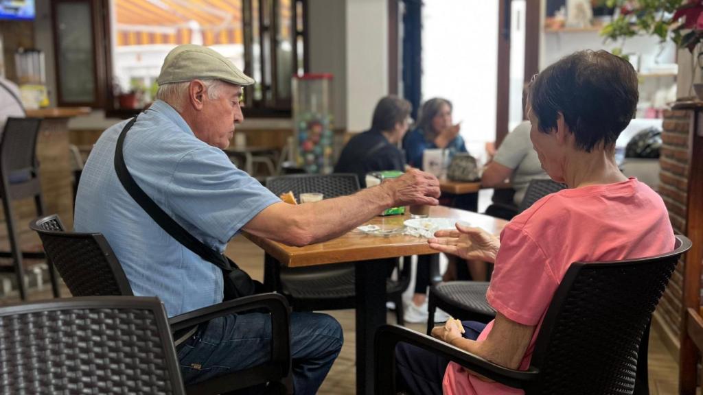 Manolo y Remedios, en el bar.