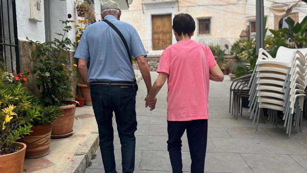 Manolo y Remedios, en su pueblo de paseo.
