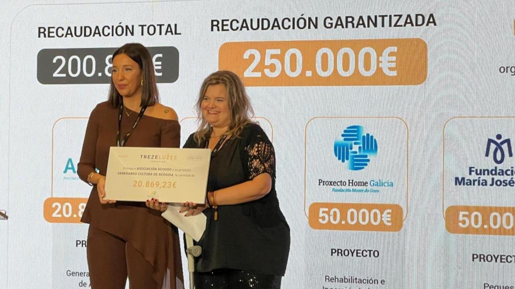 Entrega de la recaudación a la Fundación Acougo.