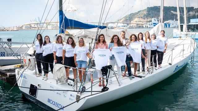 Responsables de la iniciativa y participantes del programa de emprendimiento femenino a bordo del velero.