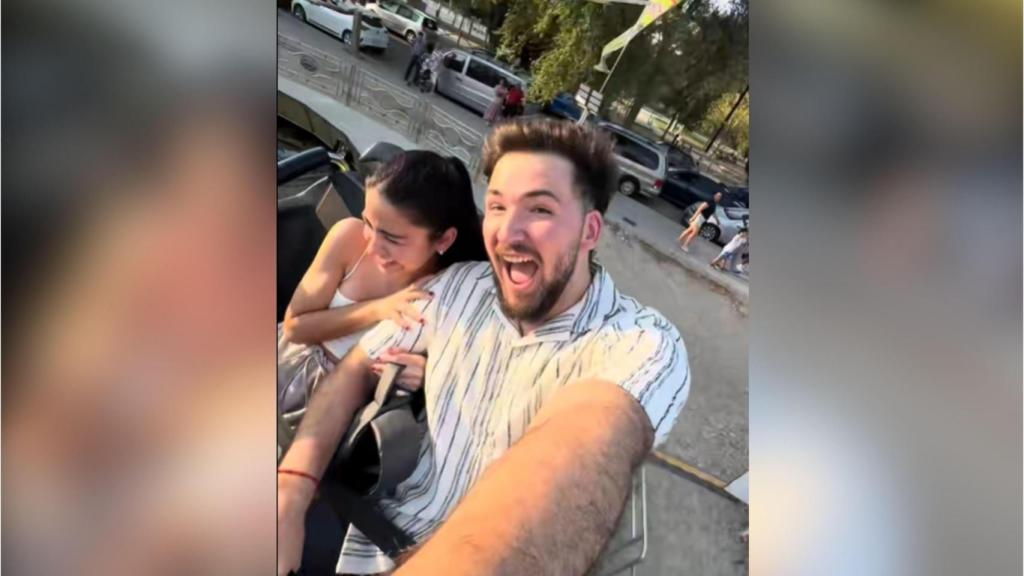 Dos turistas argentinos en las ferias de un barrio de Zaragoza.