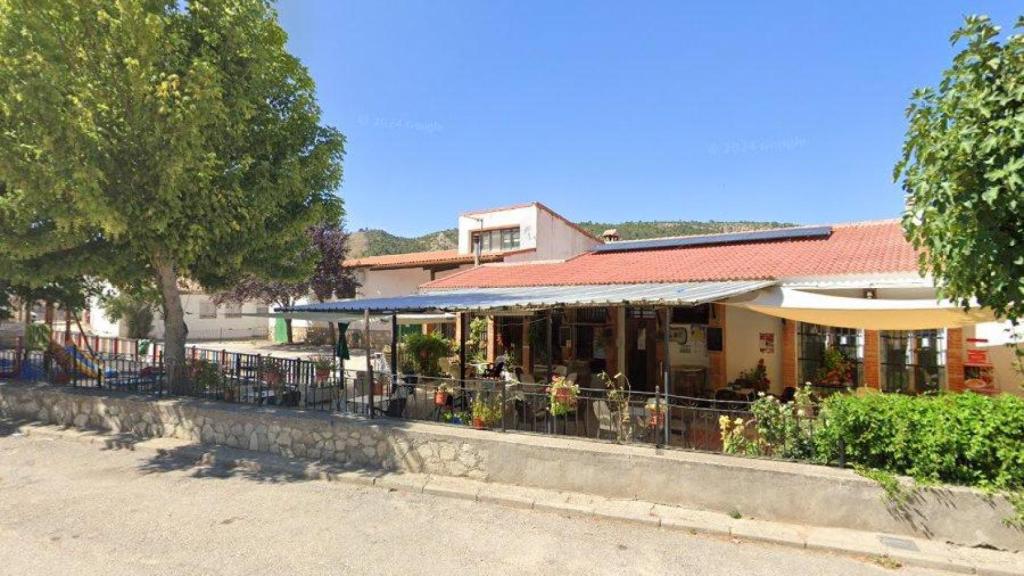 Exterior del bar municipal de El Recuenco.