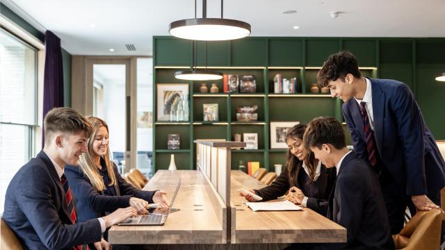 Estudiantes del Brighton College de Reino Unido.