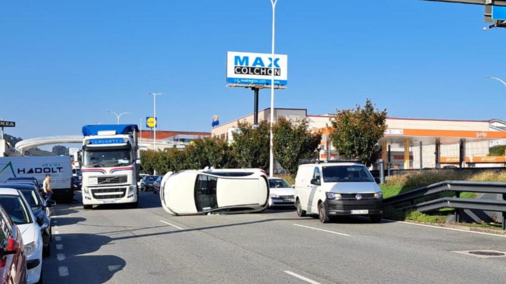 Vuelca un coche en A Coruña en medio de la carretera de Baños de Arteixo