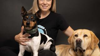 La educadora Ana Jiménez con dos perros.