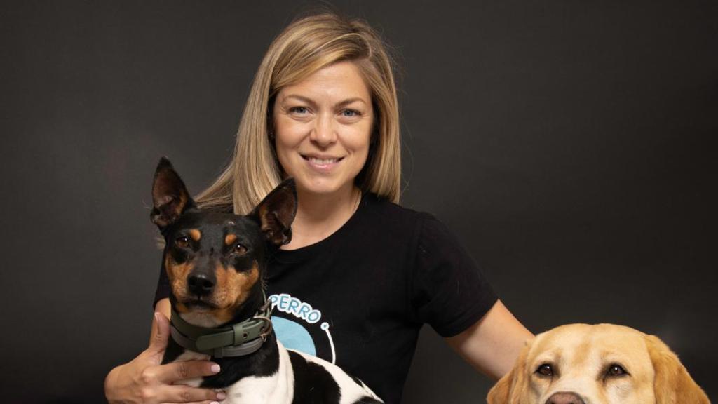 La educadora Ana Jiménez con dos perros.