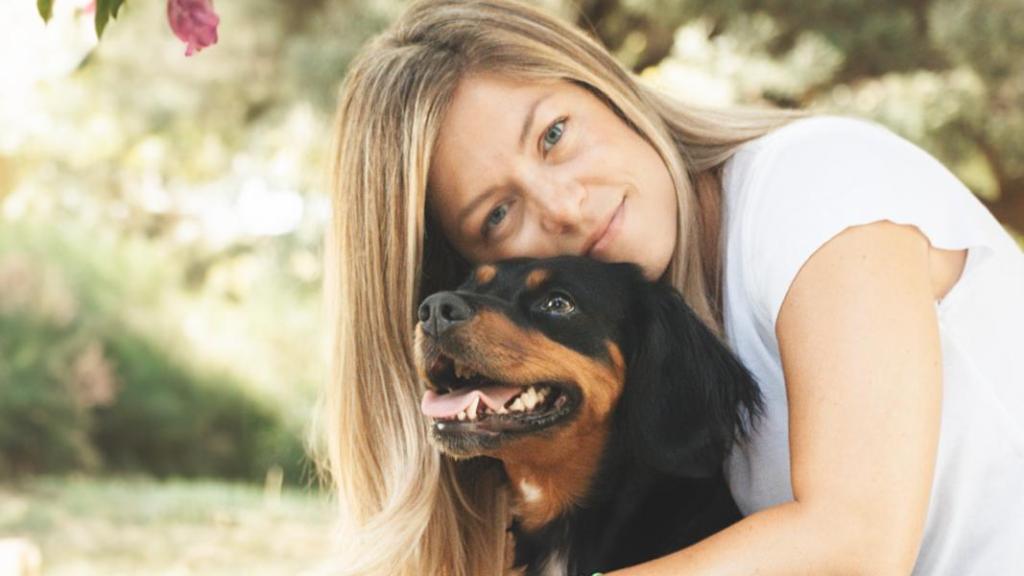 Ana Jiménez con su perro.