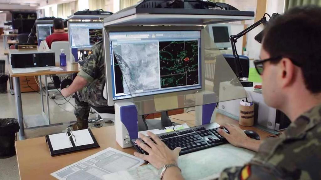 Personal del CEGET trabajando en la elaboración de mapas