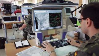 Personal del CEGET trabajando en la elaboración de mapas