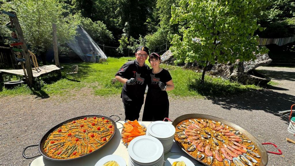 Sergi (49 años), arrocero, cocina paella valenciana en Suiza. EE