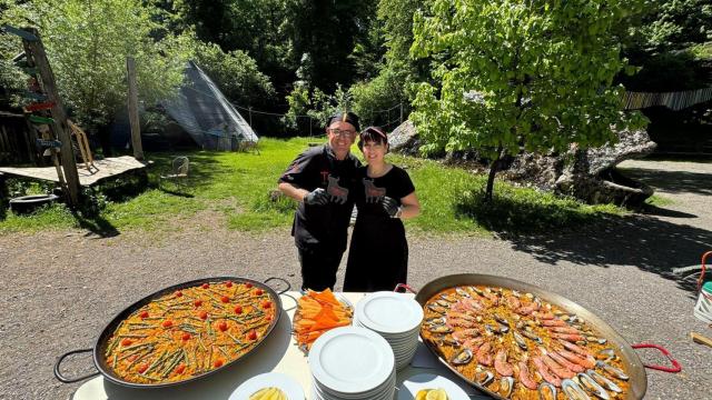 Sergi (49 años), arrocero, cocina paella valenciana en Suiza. EE