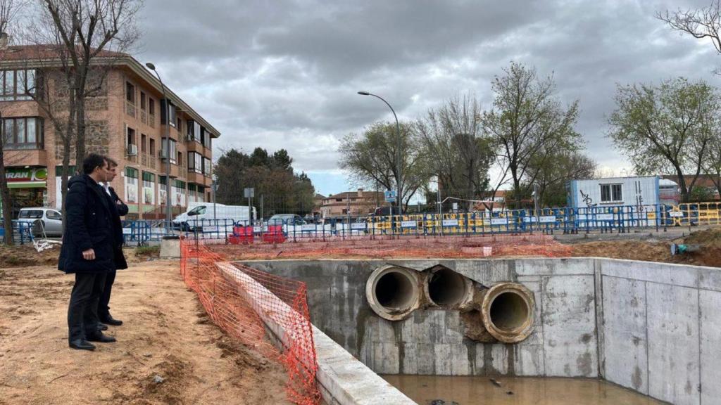 Visita del alcalde de Toledo a la balsa en marzo de 2025.