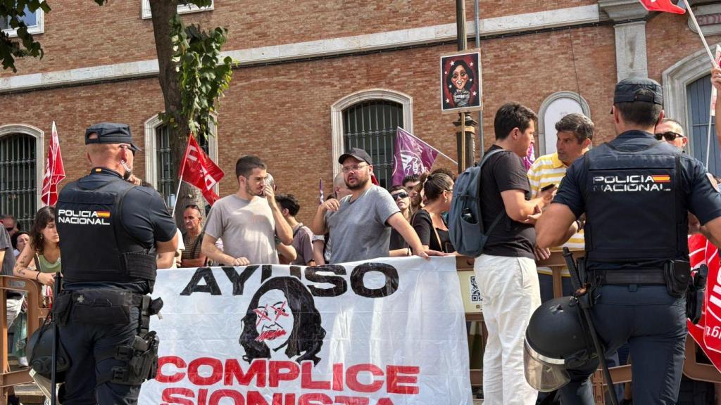 Manifestante acusan a Ayuso de cómplice sionista en la Universidad de Alcalá.
