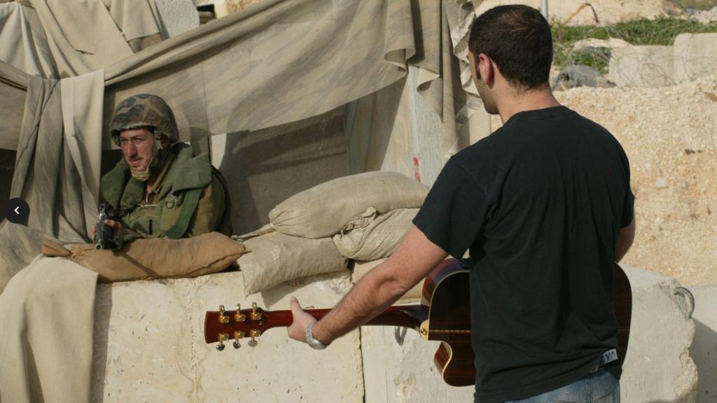 Tontxu tocando la guitarra en su viaje de hace años a Israel y Palestina.