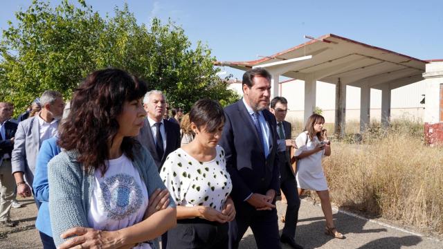 La ministra de Igualdad, Ana Redondo; la de Vivienda y Agenda Urbana, Isabel Rodríguez; y el titular de Transportes y Movilidad Sostenible, Óscar Puente, visitan los terrenos del acuartelamiento de ‘La Rubia’, en Valladolid.