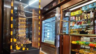 Torre de Hércules de chocolate y bizcocho en el interior de Glaccé.