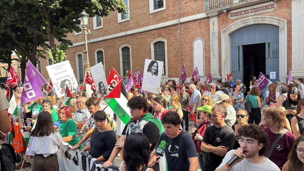 Manifestantes frente a la Universidad de Alcalá.