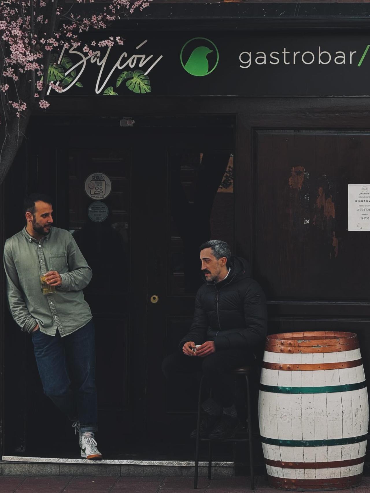 Juanito y Miguel en la entrada de Balcón Gastrobar.