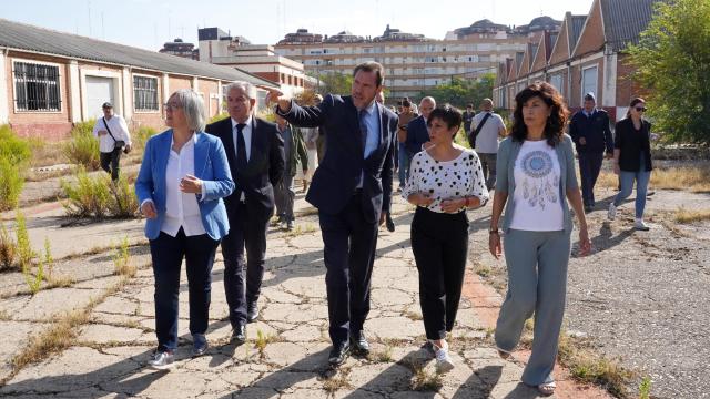 La ministra de Vivienda y Agenda Urbana, Isabel Rodríguez; el titular de Transportes y Movilidad Sostenible, Óscar Puente, y la de Igualdad, Ana Redondo, visitan los terrenos del acuartelamiento de La Rubia, en Valladolid, este viernes